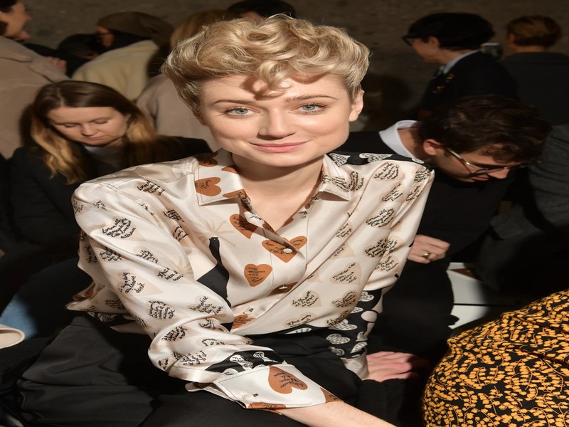 Elevate Your Wardrobe with Elizabeth Debicki Official Merchandise: A Fashionista’s Dream